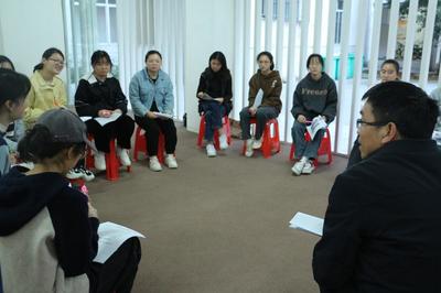 大學(xué)生心理健康教育與咨詢中心召開學(xué)生代表座談會(huì)